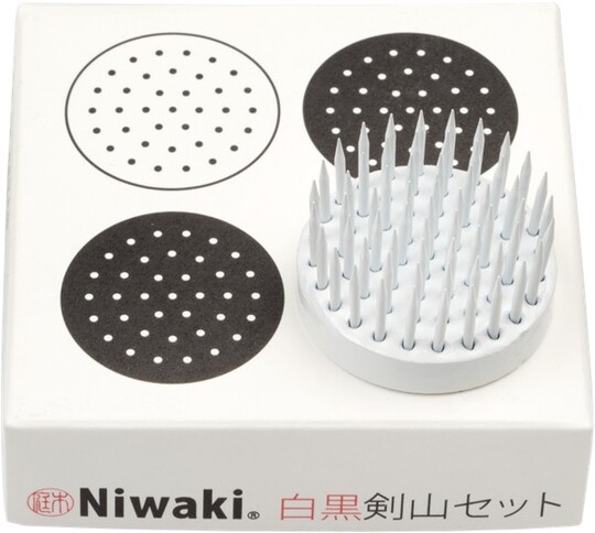 Niwaki Black and White Kenzan Set